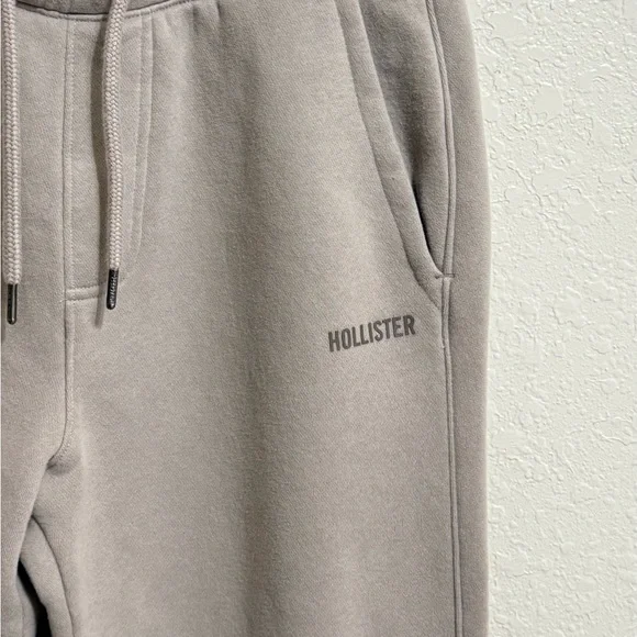Hollister Men’s Relaxed Fleece Graphic Joggers – Tan - Picture 3 of 6